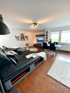 WIKINGERBUDE by Nordmanns Hus - mit großem Balkon, Garage & XXL- Sofa für bis zu 4 Personen