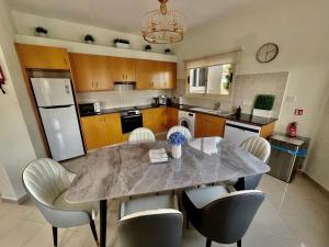 Holiday villa with pool and sea view!