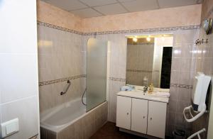Maisons d'hotes Le domaine de l'Escadasse : Chambre Quadruple avec Baignoire