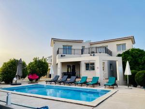Holiday villa with pool and sea view!