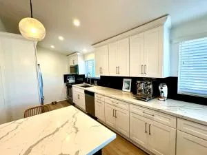 Heart of Corona Del Mar 10 minute walk to beach steps to downtown - شاطئ نيوبورت