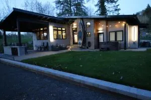 Luxe Lake Cabin Hot tub Grill Firepit EV charger - لونغفيو