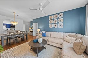 2301 Butterfly Palm Way 101