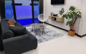 Experience perfect swimming pool water at Royal Park Village - Walk to the Beach - 6 people - max 3 males