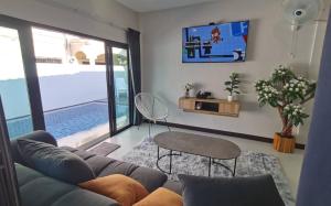 Experience perfect swimming pool water at Royal Park Village - Walk to the Beach - 6 people - max 3 males