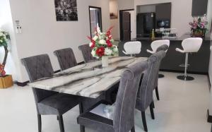 Experience perfect swimming pool water at Royal Park Village - Walk to the Beach - 6 people - max 3 males