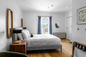 2 King Beds, Historic DTWN Hotel, Steps 2 Restaurants Room # 405