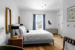 2 King Beds, Historic DTWN Hotel, Steps 2 Restaurants Room # 405 - Holden