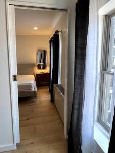 2 King Beds, Historic DTWN Hotel, Steps 2 Restaurants Room # 405