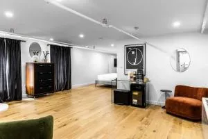 King Bed, The Phenix Historic Hotel, Spacious, Room # 406 - Holden