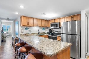 Holiday Surf and Racquet Unit 715