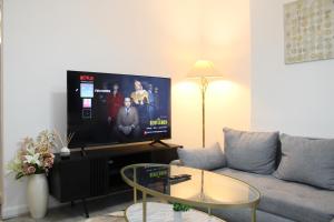 F2S SERVICED APARTMENTS 2Bedroom Terrace house with Free Wifi Netflix Suitable for Contractors walking distance to Train station