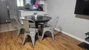 Serene 2br Hideaway Near Downtown & Airport - Pilot Knob