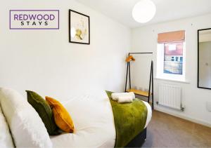 BRAND NEW! 3 Bed 2 Bath House, NEAR HOSPITAL, With FREE x2 Parking & Wi-Fi By REDWOOD STAYS