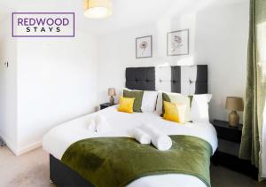 Spacious and Cosy 3-Bedroom 2-Bathroom Serviced House, Free WiFi and Free Parking for 2 Cars By Redwood Stays