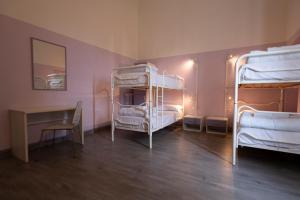 Cama en habitación femenina compartida de 4 camas
