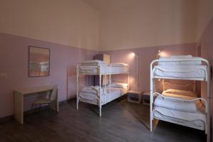 Cama en habitación compartida femenina de 6 camas