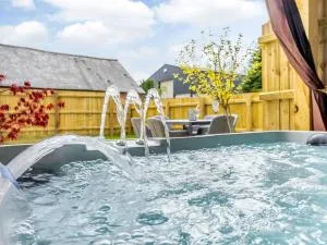 City to Country Retreat Luxury Cottage with Hot Tub - Steeple Bumpstead