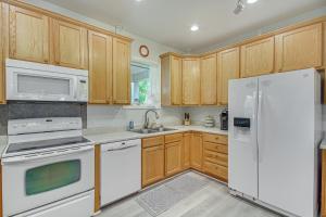 Waveland Vacation Rental - Walk to the Beach!