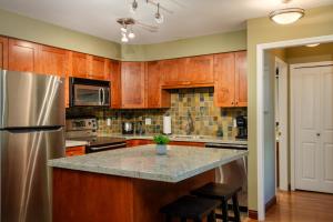 3BR in Wintergreen, Family Sized, Wood Burning Fireplace, Secure Parking, Ski Hill Bus Access