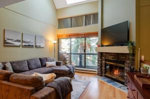 3BR in Wintergreen, Family Sized, Wood Burning Fireplace, Secure Parking, Ski Hill Bus Access