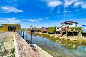 Peaceful Eureka Beach Cottage with 30-Foot Dock - 3hvězdičkové hotely ve městě Eureka
