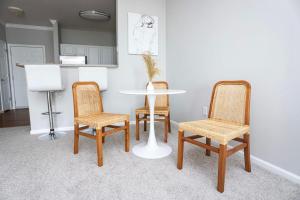 Comfortable Apartment with Pool Gym & other Amenities #3304