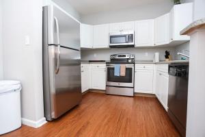 Comfortable Apartment with Pool Gym & other Amenities #3304