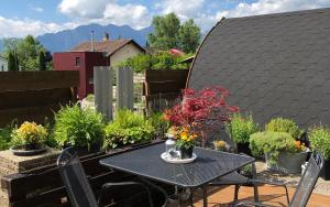 Ferienhaus Zulg-Doppelzimmer mit Gartenblick