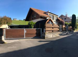 Ferienhaus Zulg-Doppelzimmer mit Gartenblick