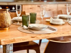 Sophisticated art deco near sea, centre and parks