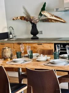 Sophisticated art deco near sea, centre and parks