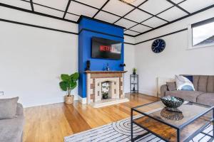 Heart of Acton - Free Parking - Perfect for Contractors