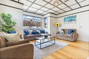 Heart of Acton - Free Parking - Perfect for Contractors