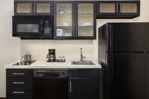 Queen Studio Suite with Bath Tub - Mobility Accessible - Non-Smoking room in Candlewood Suites - Chester - Philadelphia an IHG Hotel