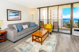 Waikiki Banyan condo - ocean views & beach access