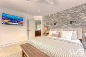 Imperial Waterfront Villa- Walk to Beach Pool & Spa