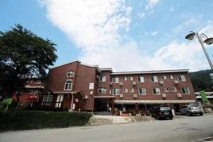 The Red House - Songjŏng-ni