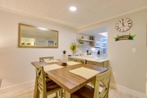 Siesta Key Condo with Heated Pool Less Than 1 Mi to Beach