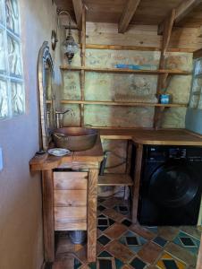 Maison organique à la mauvaise herbe