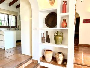 Villa de estilo español con jardín y piscina