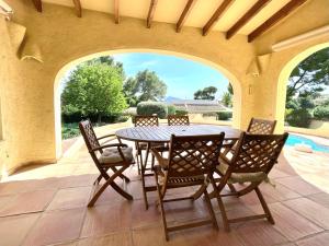 Villa de estilo español con jardín y piscina