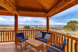 obrázek - Spacious Rifle Cabin with Deck and Mountain Views!