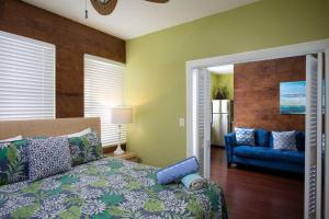 Duval Street Suite w kitchen and shared heated pool