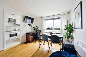 River views from Canary Wharf