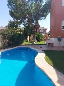 Habitación,Piscina y Jardín - Ribatejada