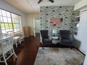 Duval Street Suite w parking and heated pool