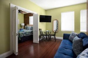 Two Duval Street Suites w pool