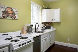 Two Duval Street Suites w pool