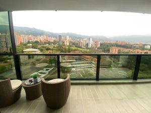 Luxury apt! Guest friendly! Great location! Jacuzzi, Gym, Security!